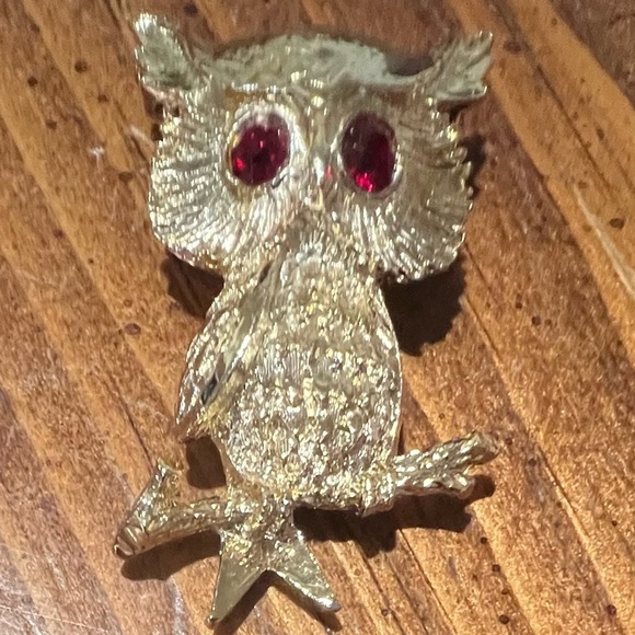 Vintage Gerry’s Owl Gold Tone Brooch Pin with Red Rhinestone Eyes - Picture 5 of 9